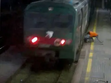 Nigeriano ruba una bicicletta e cerca di buttare sotto al treno il legittimo proprietario