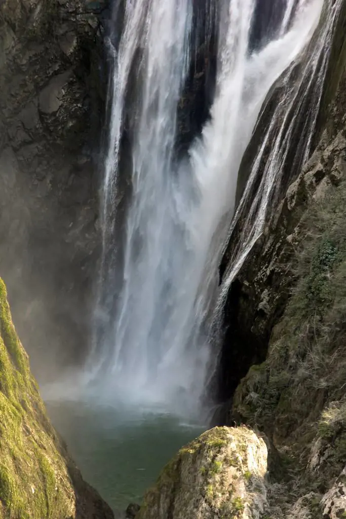Torino, acrobata cerca di saltare una cascata ma precipita e muore