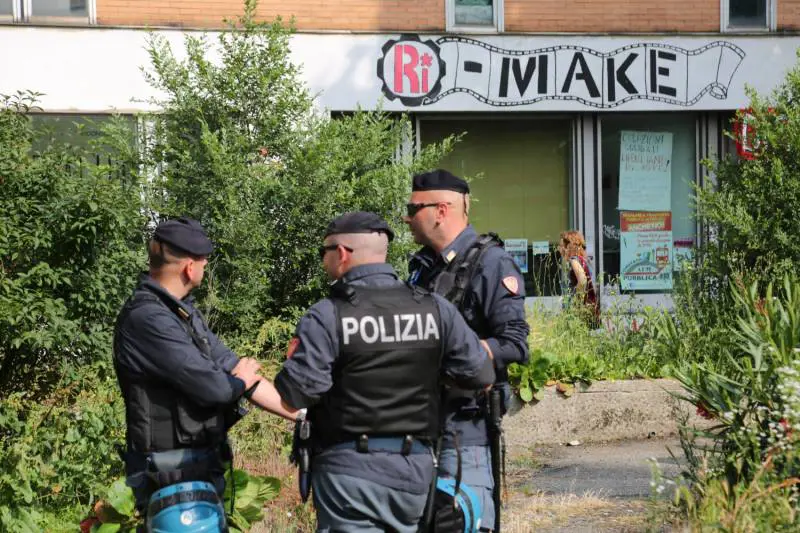 Milano, il centro sociale Ri-make e i rom abusivi nell'ex scuola ne rivendicano l'occupazione