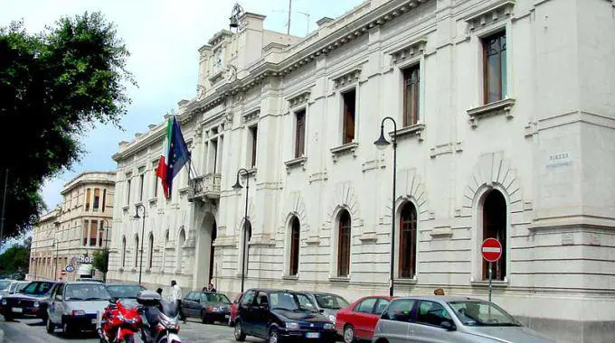 Paura a Reggio Calabria: disoccupato tenta di darsi fuoco in Comune