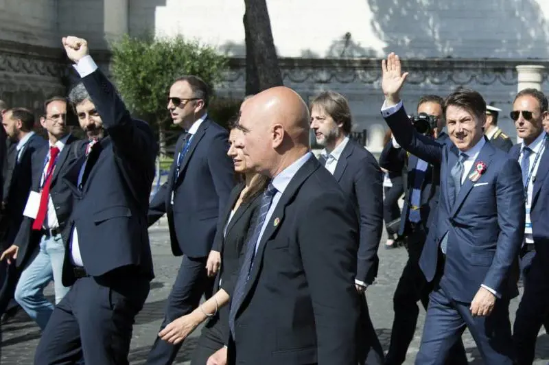 Pugno chiuso al 2 giugno Ecco il "compagno" Fico