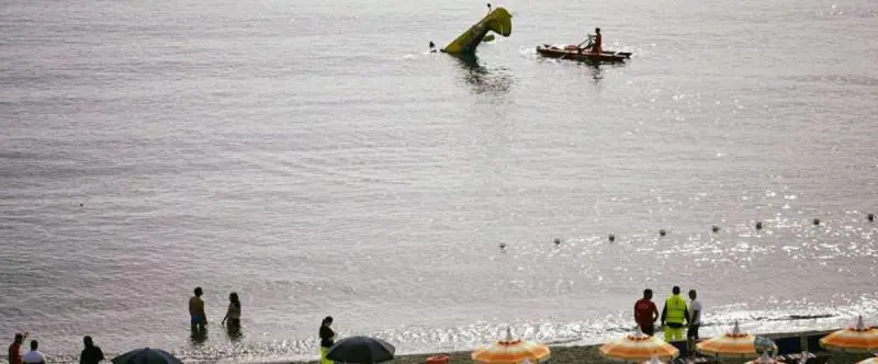 Giardini Naxos, sfiorata la tragedia: aereo precipita in mare