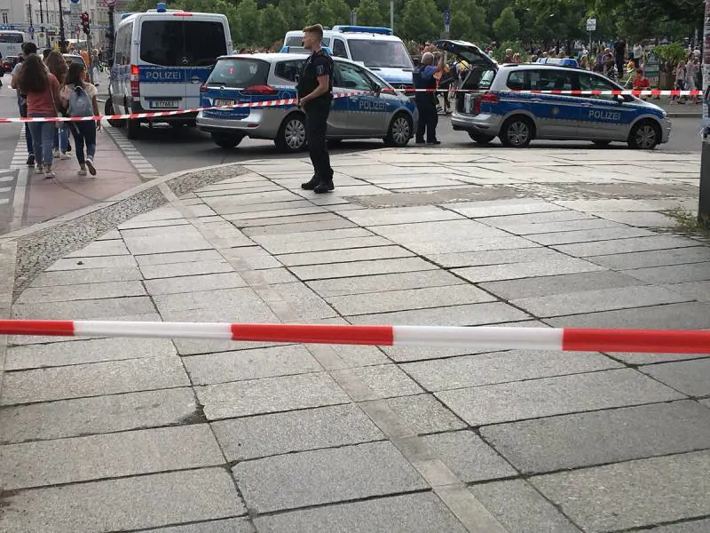 Spari nella cattedrale di Berlino "Colpito un uomo alle gambe"