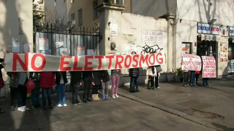 Il Tar condanna le compagnie telefoniche: "Via le antenne dalle scuole"