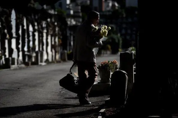 Novara, sfregiate al cimitero le lapidi di due bambine di colore