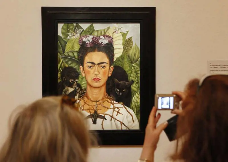 Il nuovo record di Frida: da (modesta) pittrice a popstar regina di selfie
