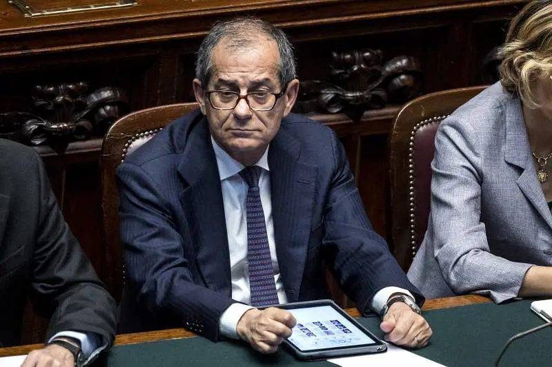 L'affondo di Di Maio su Tria: "Un ministro serio trova i soldi"