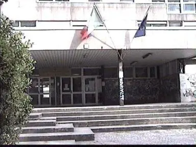 Saluto fascista nella foto di classe, ma per la preside è "goliardico"