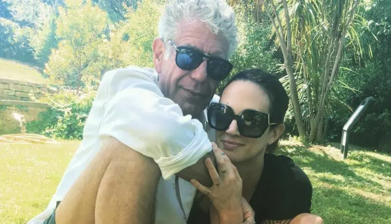 Asia Argento piange chef Bourdain. Gli haters: "Foto con un altro, falsa"