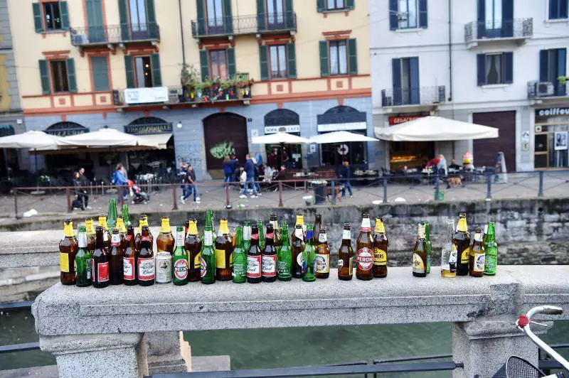 Movida e sicurezza sulla Darsena: no a bottiglie in vetro e aste da selfie