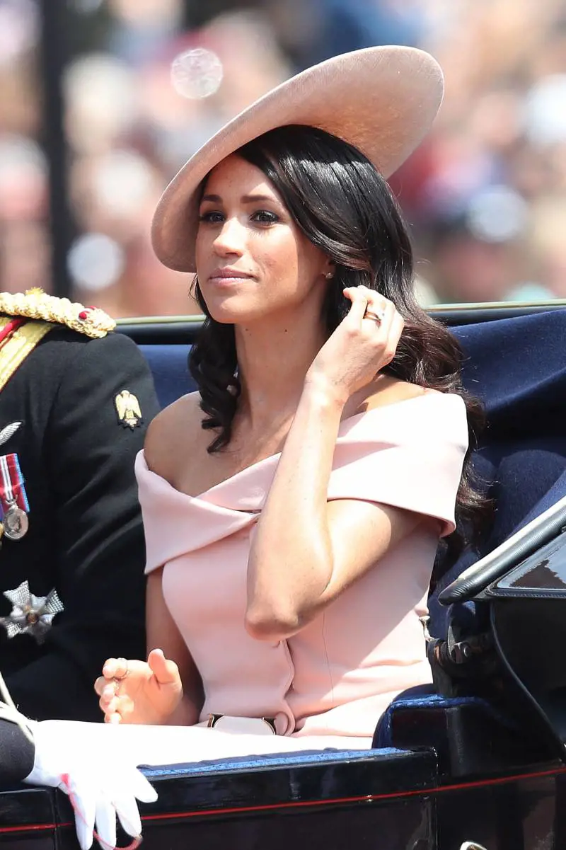 Bagno di folla per Meghan alla parata per la regina