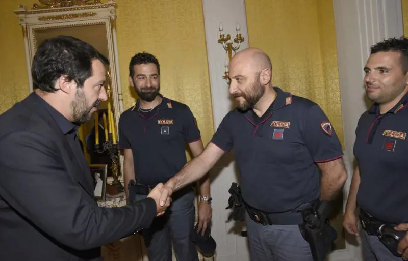 "Da oggi l'Italia inizia a dire no". Così Salvini ha chiuso i porti
