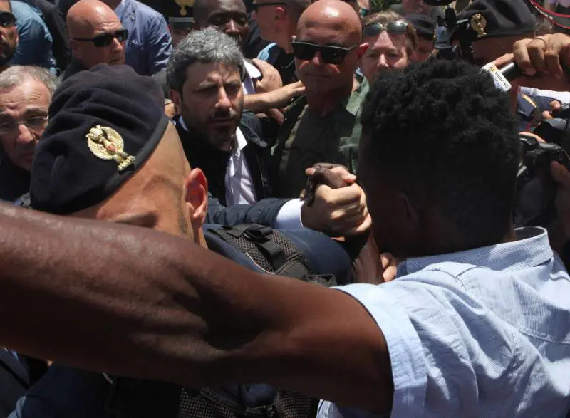 Migrante ucciso, Fico in Calabria "Porto le condoglianze di Stato"
