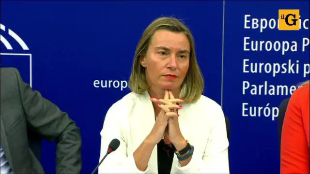 Mogherini non risponde alla domanda sull'Aquarius, i giornalisti italiani se ne vanno