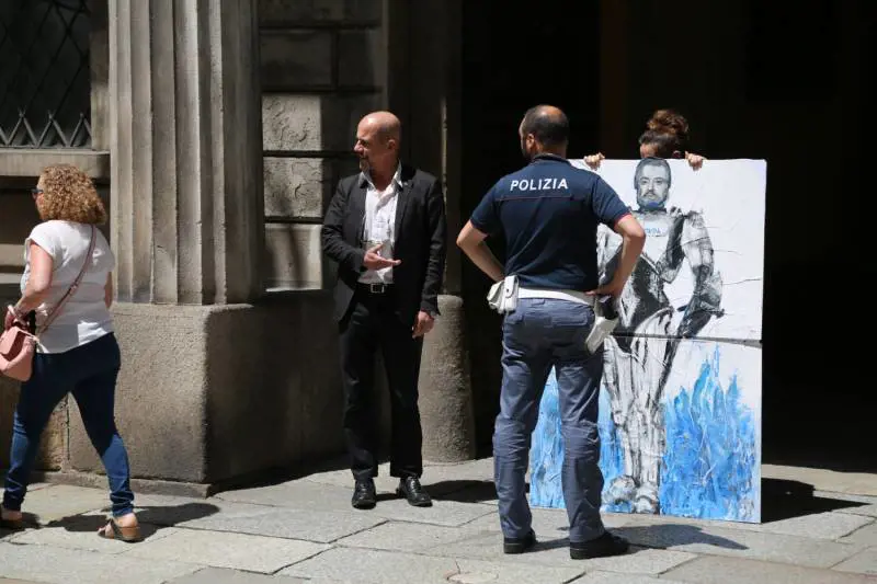 Salvini-Robocop compare all’ingresso della Prefettura di Milano