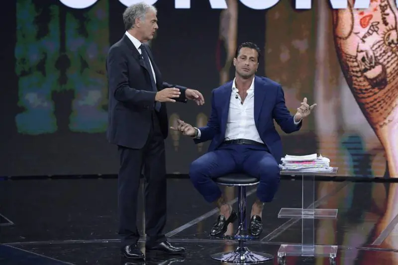 "Non le do il mio corpo e mi attacca". È lite Corona-Lucarelli