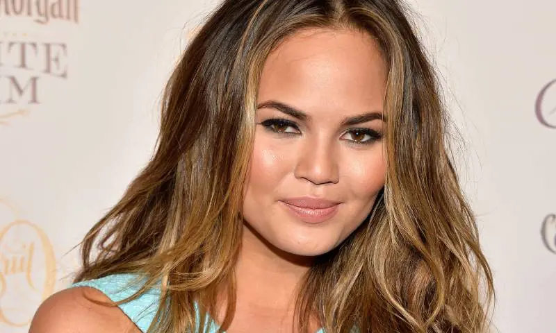 Chrissy Teigen: suffumigi vaginali su Instagram