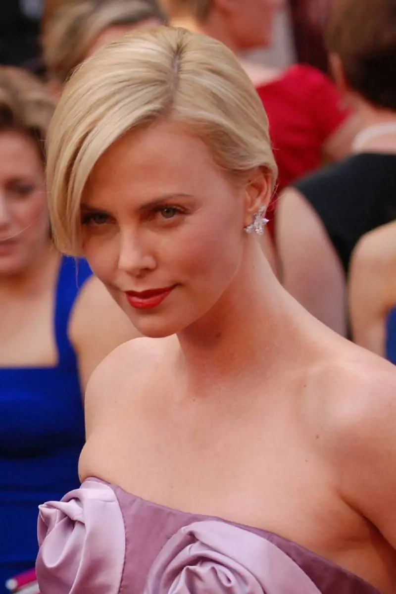 Charlize Theron, confessione choc: "A 20 anni facevo uso di droghe"