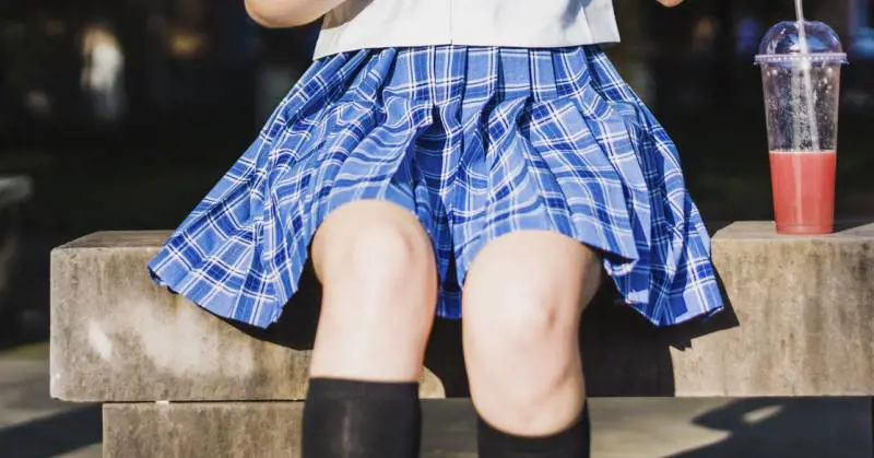 Lo cacciano da scuola perché in pantaloncini, ritorna con la gonna