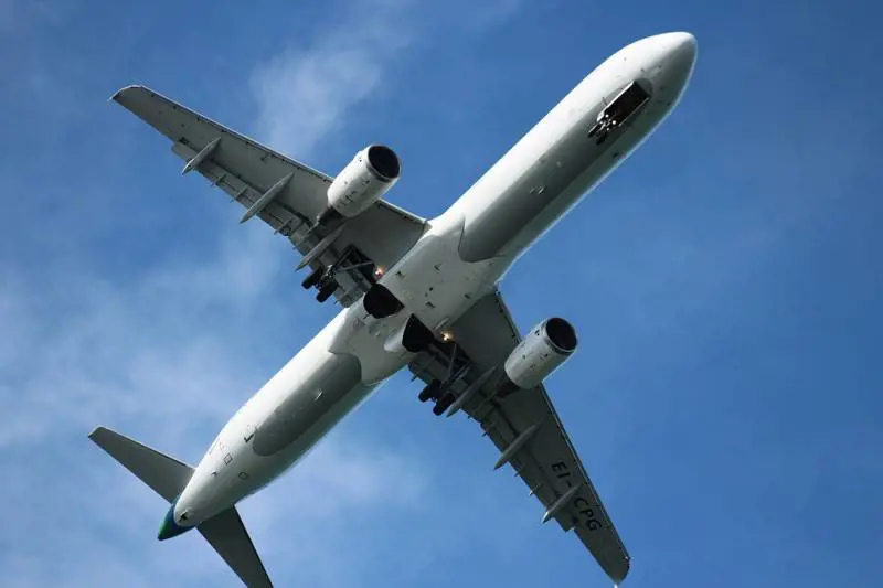 Passeggero si masturba in volo, una donna lo segnala ma le hostess la sbeffeggiano