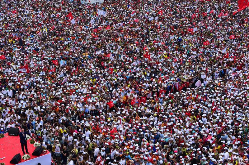 L'altra Turchia in piazza per fermare il Sultano "Ora Erdogan vada a casa"