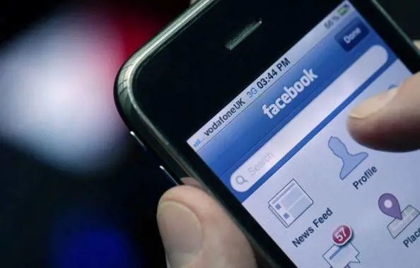 Tracollo Facebook in borsa: brucia 130 miliardi