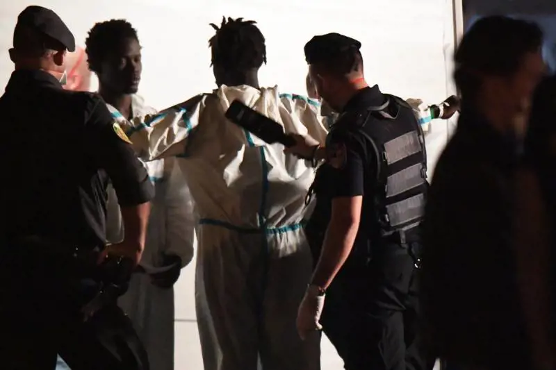 Migranti, l'allarme dei servizi segreti: "Gli scafisti cercano la strage"