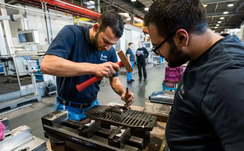 Operai al lavoro in fabbrica