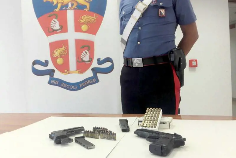 Trova uno zaino con due pistole in cantina