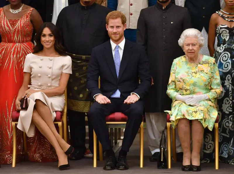 Meghan Markle accavalla le gambe: così infrange una regola reale