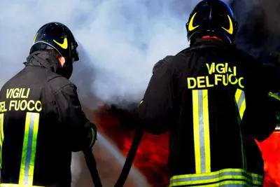 Deposito in fiamme a Settimo Altro rogo (doloso) di rifiuti