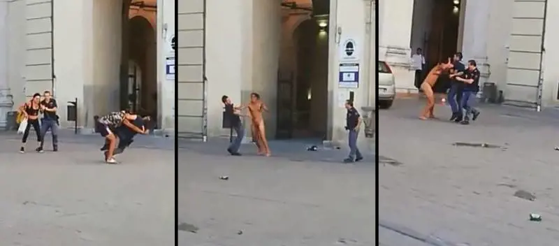 Calci, pugni e schiaffi agli agenti. ​La furia dell'immigrato (nudo)