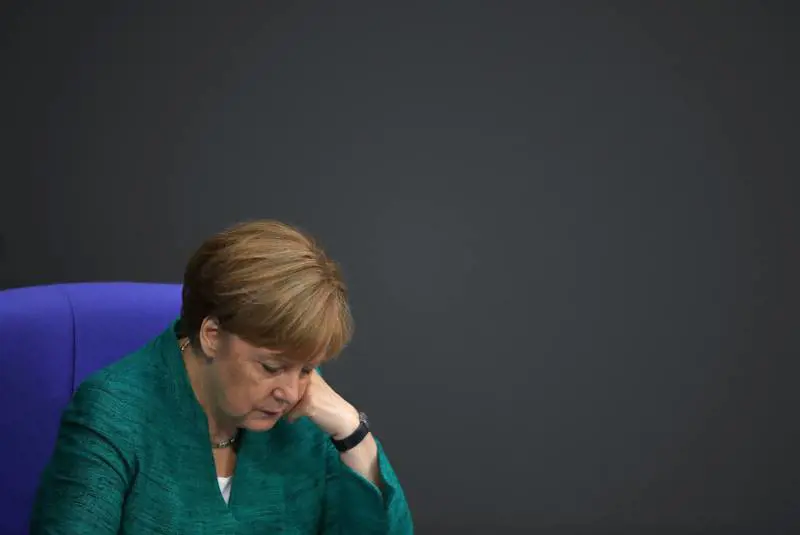 L'ultradestra in strada: "Fuori gli stranieri". E la Merkel condanna le violenze
