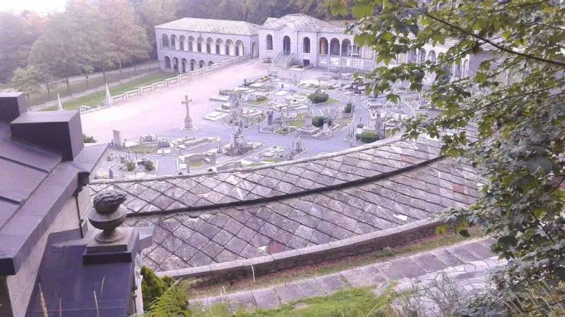 Tombe profanate e simboli satanici: sequestrato il cimitero di Oropa