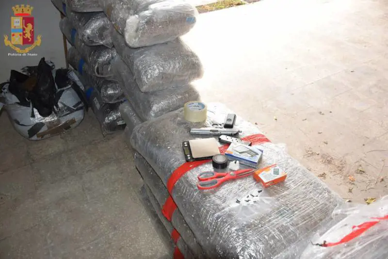 Lecce, poliziotto scopre 200 chili di marijuana mentre fa jogging