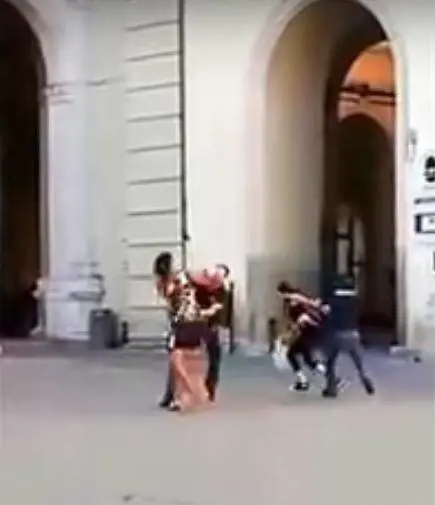 Città di Castello, tunisino aggredisce agenti e si denuda, 4 feriti
