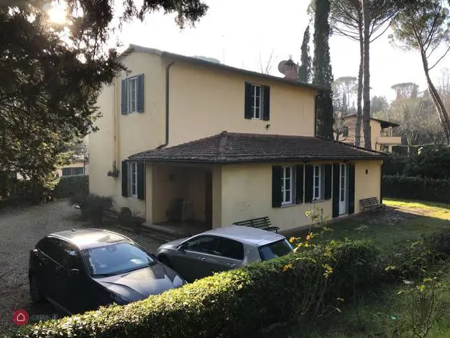 "Ho 15mila euro sul conto". Ma Renzi si fa la mega villa