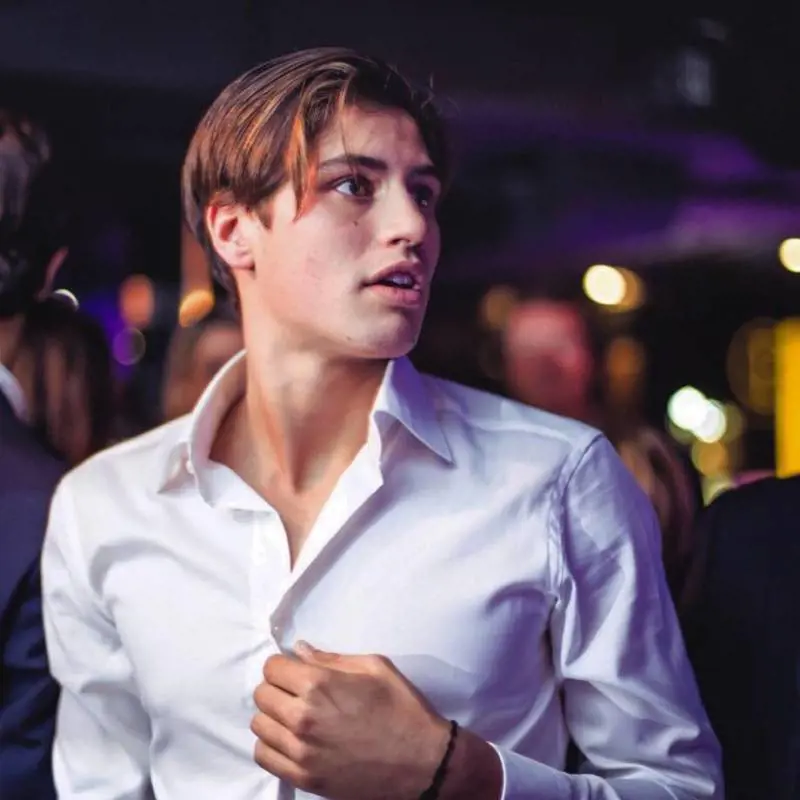 Il figlio di Bettarini e Simona Ventura ferito fuori da una discoteca a Milano