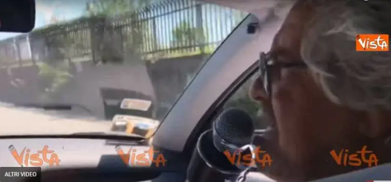 Grillo in auto a Roma: "Qui non vedo buche"