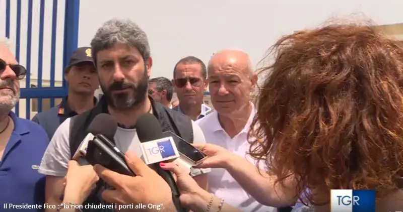 T-shirt e pugno chiuso: Fico ormai è il leader dell'estrema sinistra