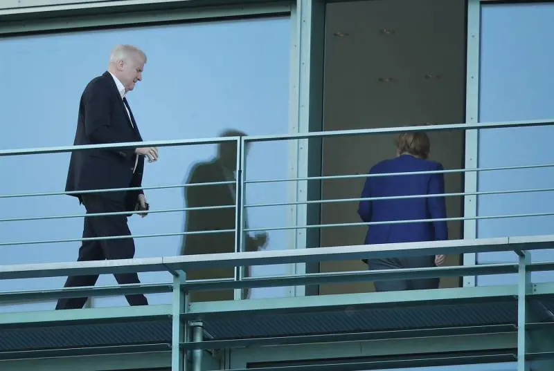 Trema il governo Merkel: si dimette Seehofer per il no ai respingimenti