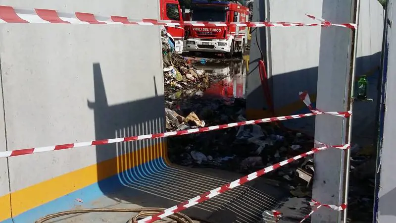 Rifiuti in fumo, la lunga giornata di San Vitaliano: il ministro Costa nel sito incendiato 