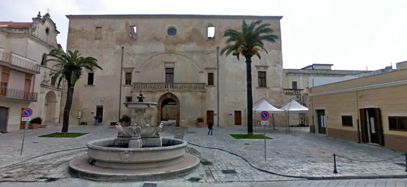 Brindisi, per gli eventi estivi il palco... è dentro la fontana