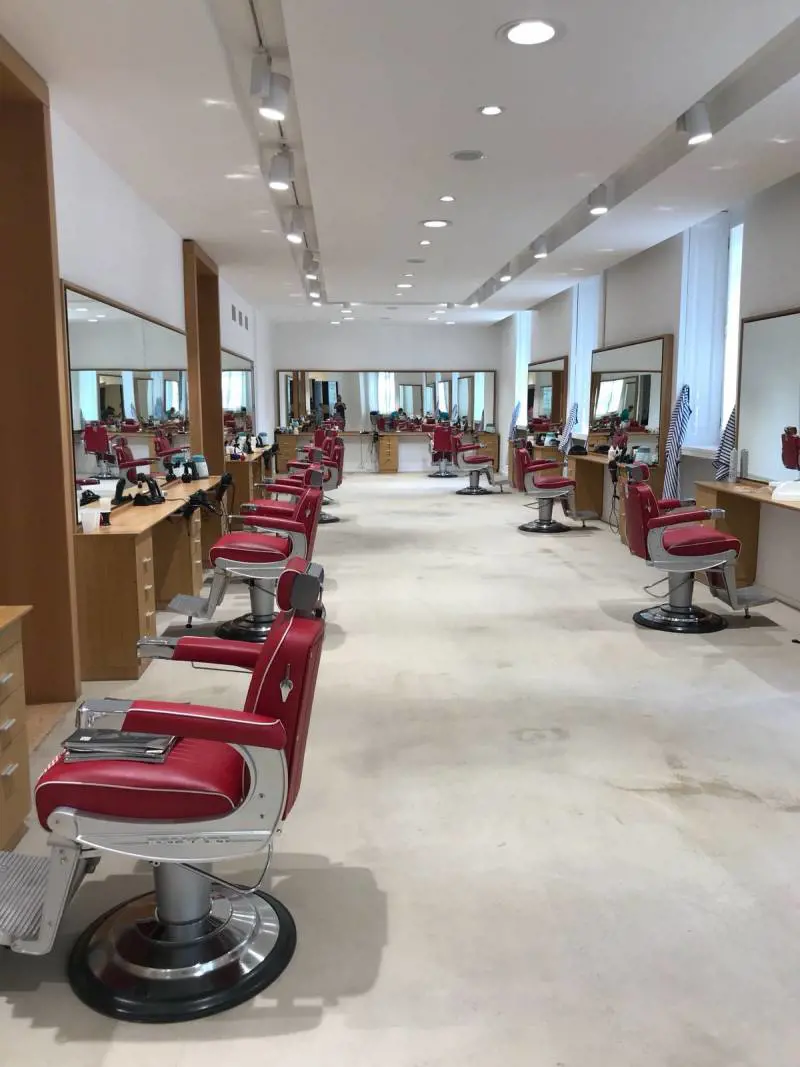 "L'Italiano", il coiffeur col mito di Caprotti fa belle pure le signore