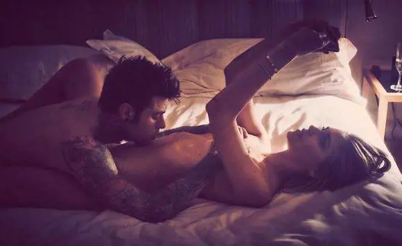 Fedez e Chiara Ferragni nudi a letto. Ma lei si distrae con lo smartphone