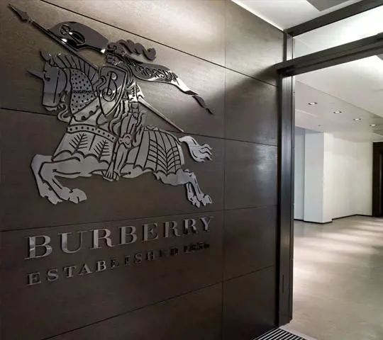 Burberry, bruciati prodotti per oltre 30 milioni di euro per difendere il marchio