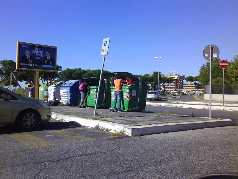 Roma sempre più degradata: ora i richiedenti asilo rovistano nei cassonetti