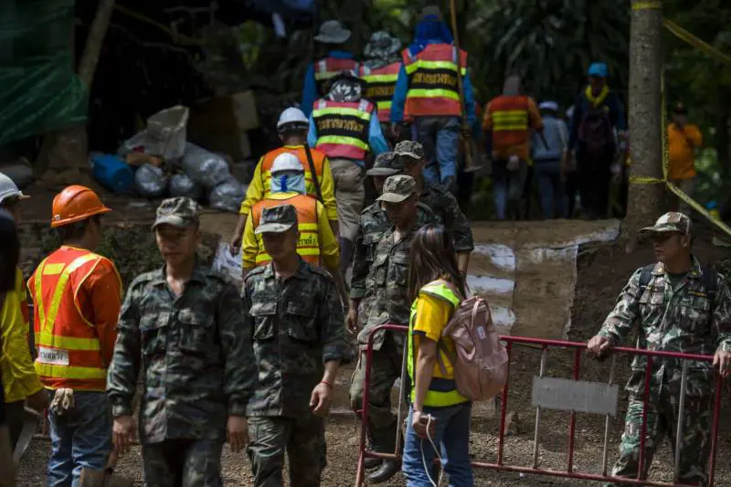 Thailandia, corsa per salvare i bimbi nella grotta: "Manca ossigeno"