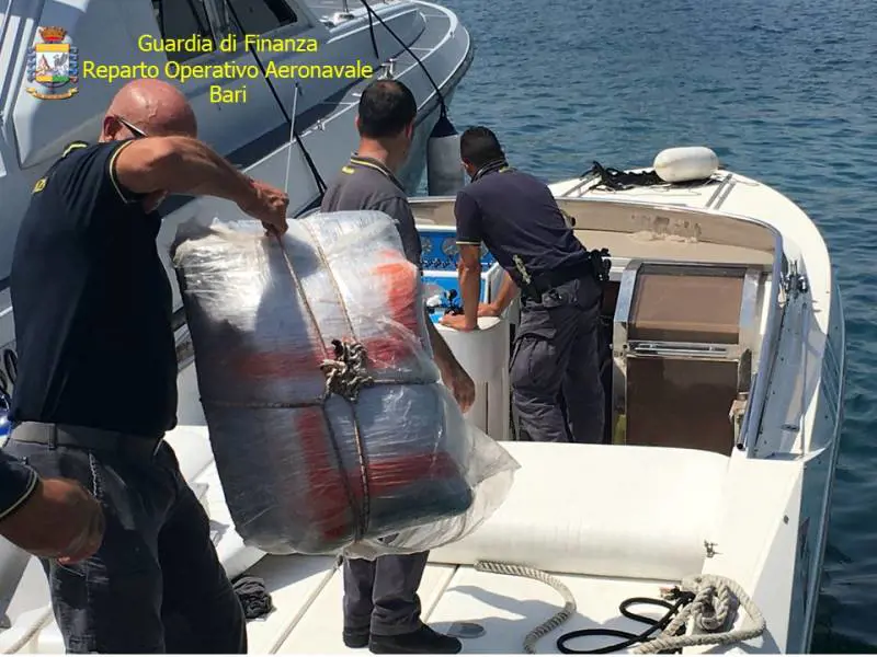 Salento, sequestrato motoscafo con marijuana a bordo