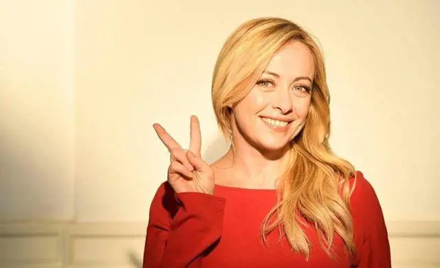 Meloni sfotte i buonisti "La maglia rossa ce l'ho, ma mi manca il Rolex..."